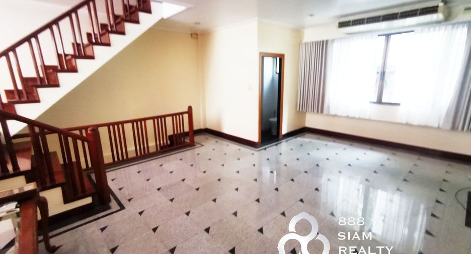 For rent 3 bedrooms townhouse in Watthana, Bangkok