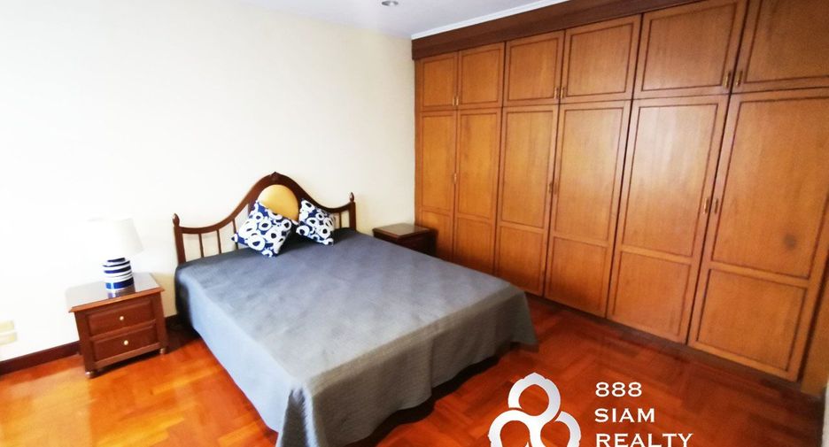 For rent 3 bedrooms townhouse in Watthana, Bangkok