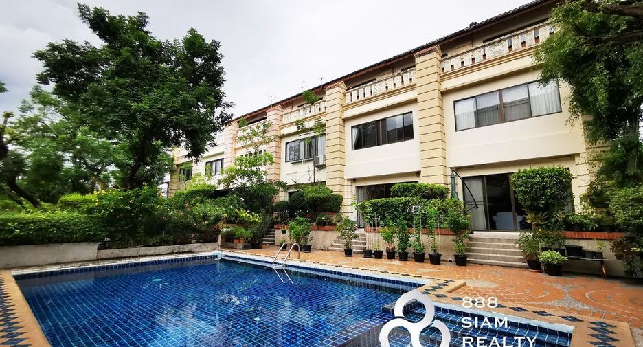 For rent 3 bedrooms townhouse in Watthana, Bangkok