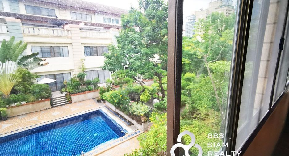 For rent 3 bedrooms townhouse in Watthana, Bangkok