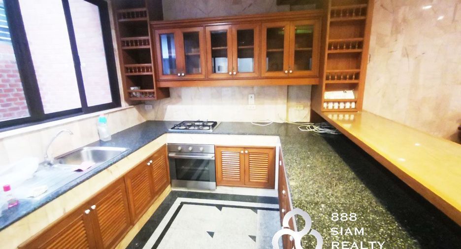 For rent 3 bedrooms townhouse in Watthana, Bangkok
