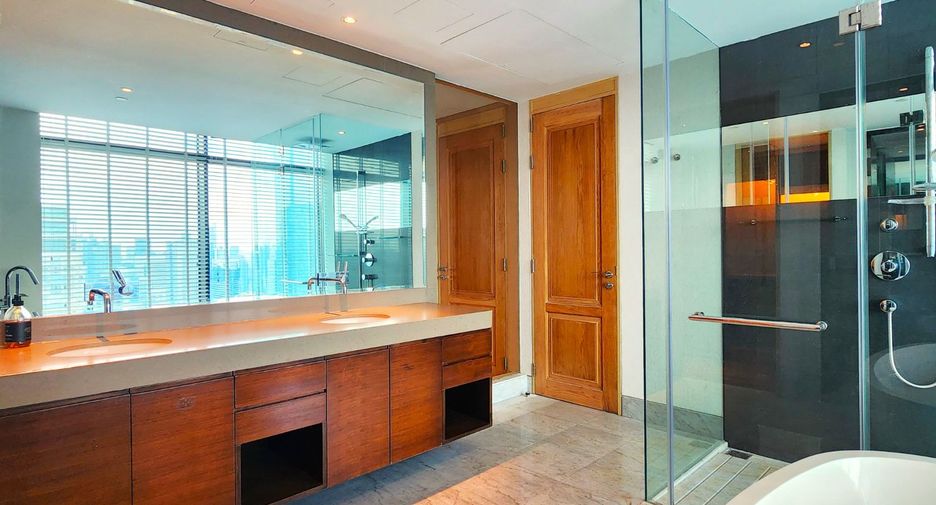 For rent and for sale 3 bedrooms condo in Pathum Wan, Bangkok