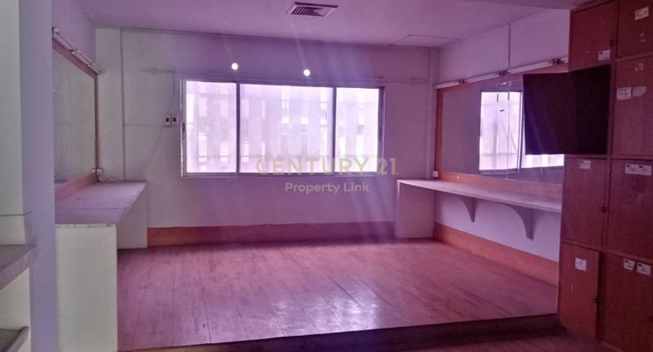 For rent 8 Beds retail Space in Watthana, Bangkok