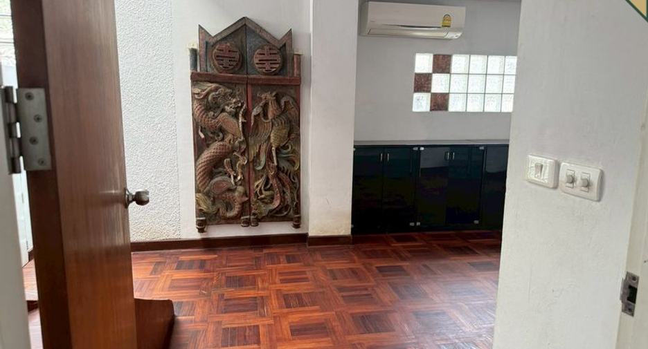 For sale 3 bedrooms retail Space in Watthana, Bangkok