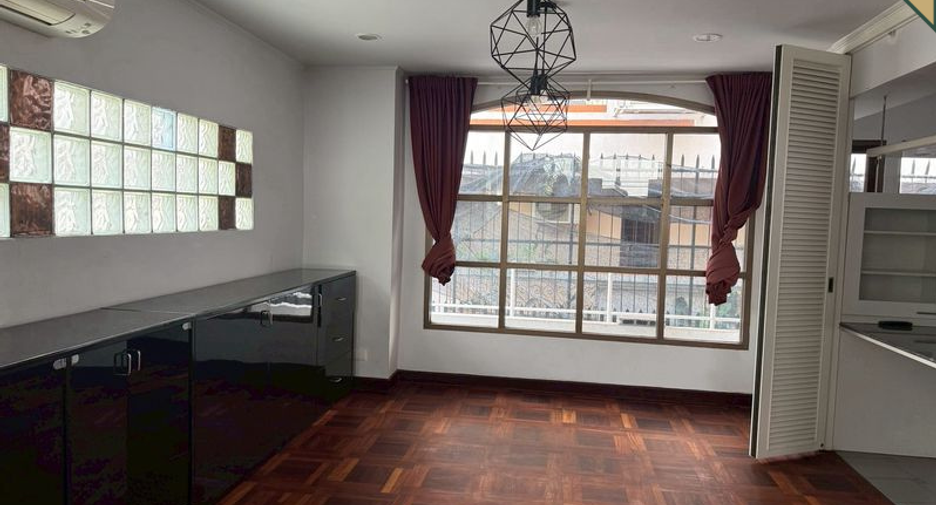 For sale 3 bedrooms retail Space in Watthana, Bangkok