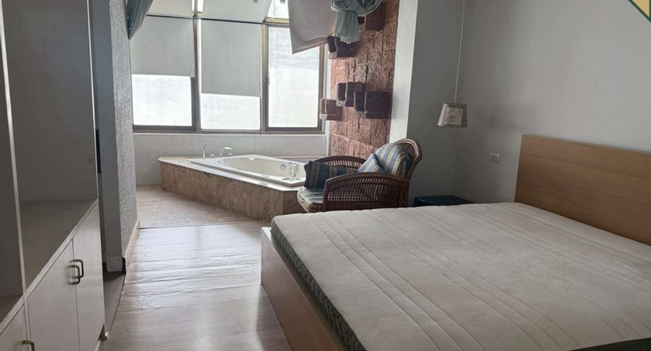 For sale 3 bedrooms retail Space in Watthana, Bangkok