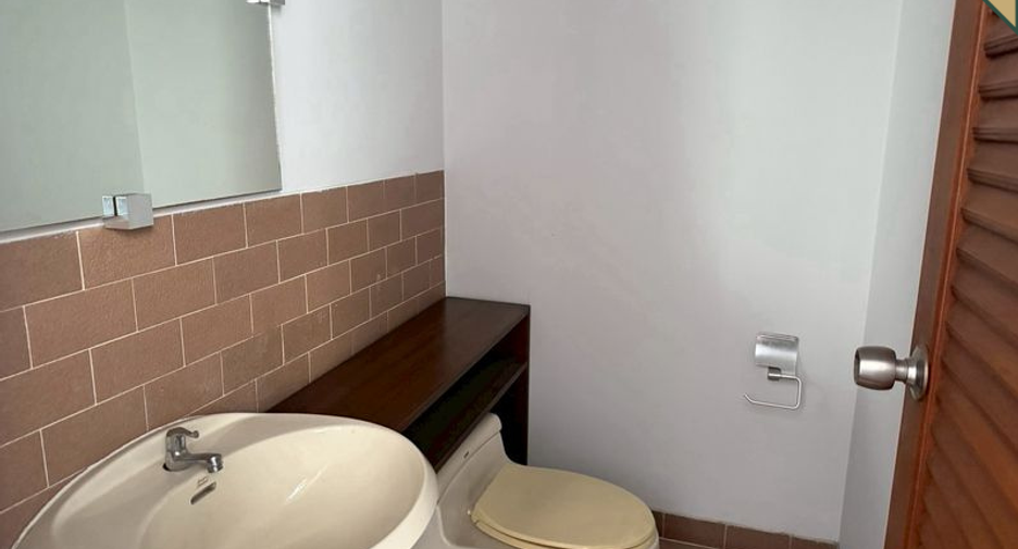For sale 3 bedrooms retail Space in Watthana, Bangkok