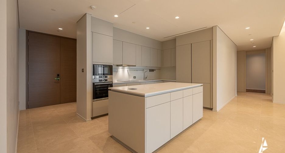 For sale 3 bedrooms condo in Pathum Wan, Bangkok