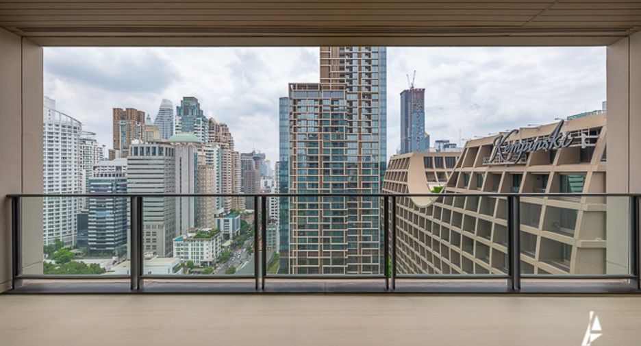 For sale 3 bedrooms condo in Pathum Wan, Bangkok