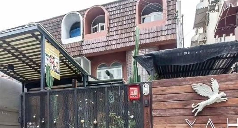 For rent studio townhouse in Sathon, Bangkok