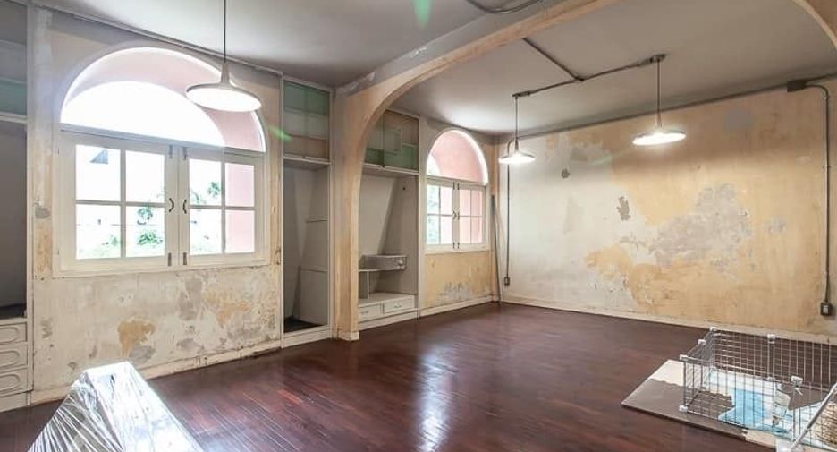 For rent studio townhouse in Sathon, Bangkok