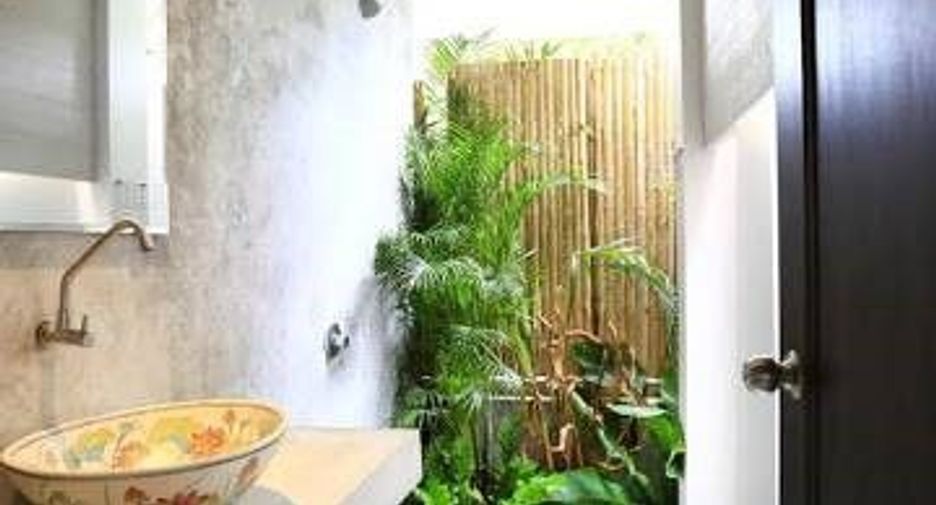 For rent 4 bedrooms house in Khlong Toei, Bangkok
