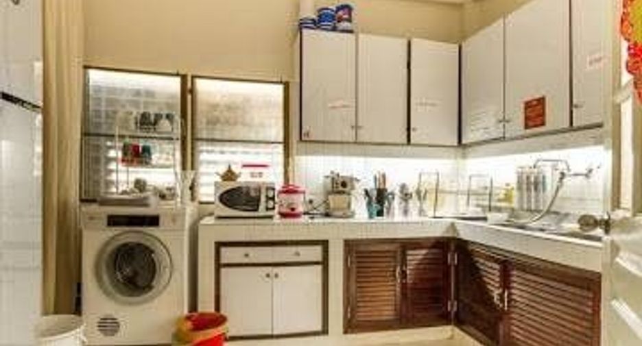 For rent 4 bedrooms house in Khlong Toei, Bangkok