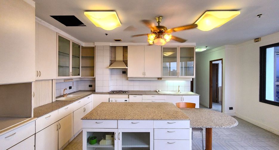 For sale 4 bedrooms condo in Watthana, Bangkok