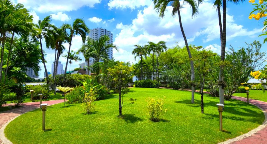 For sale 4 bedrooms condo in Watthana, Bangkok