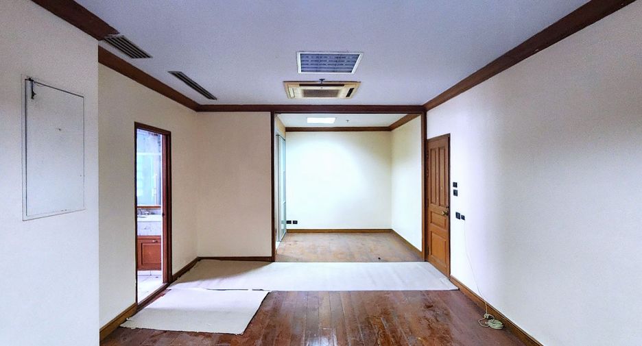 For sale 4 bedrooms condo in Watthana, Bangkok