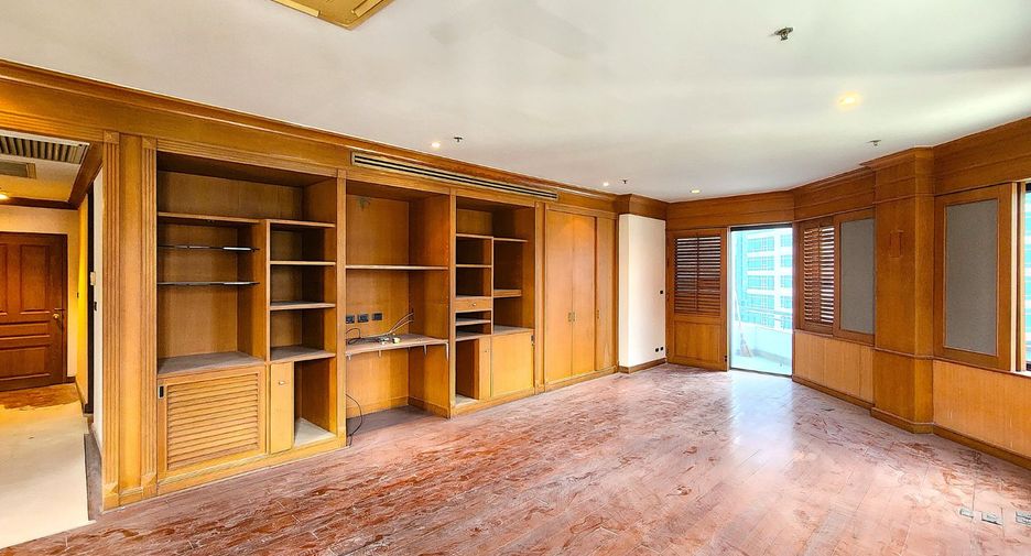 For sale 4 bedrooms condo in Watthana, Bangkok