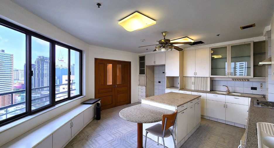 For sale 4 bedrooms condo in Watthana, Bangkok