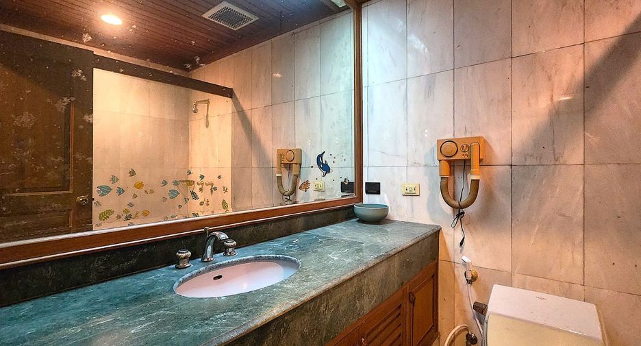 For sale 4 bedrooms condo in Watthana, Bangkok