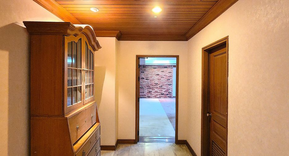 For sale 4 bedrooms condo in Watthana, Bangkok