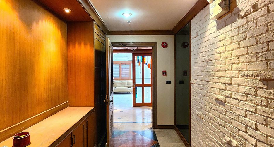 For sale 4 bedrooms condo in Watthana, Bangkok