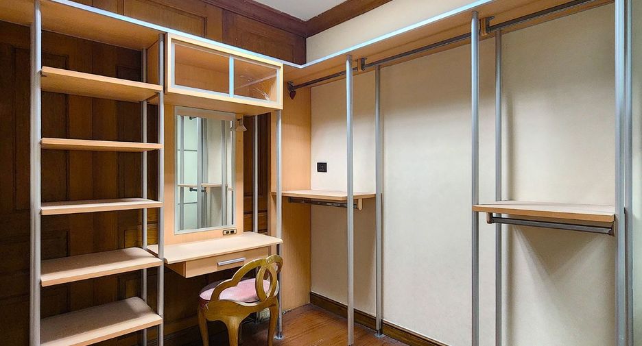 For sale 4 bedrooms condo in Watthana, Bangkok