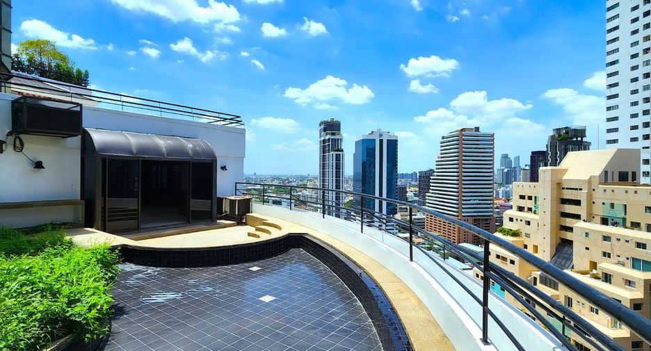 For sale 4 bedrooms condo in Watthana, Bangkok