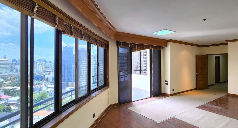 For sale 4 bedrooms condo in Watthana, Bangkok
