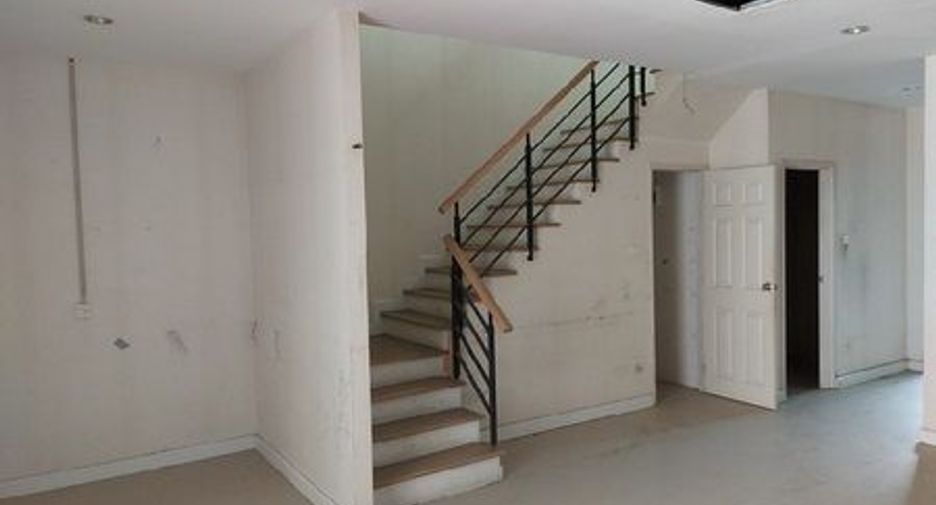 For sale 4 bedrooms townhouse in Min Buri, Bangkok