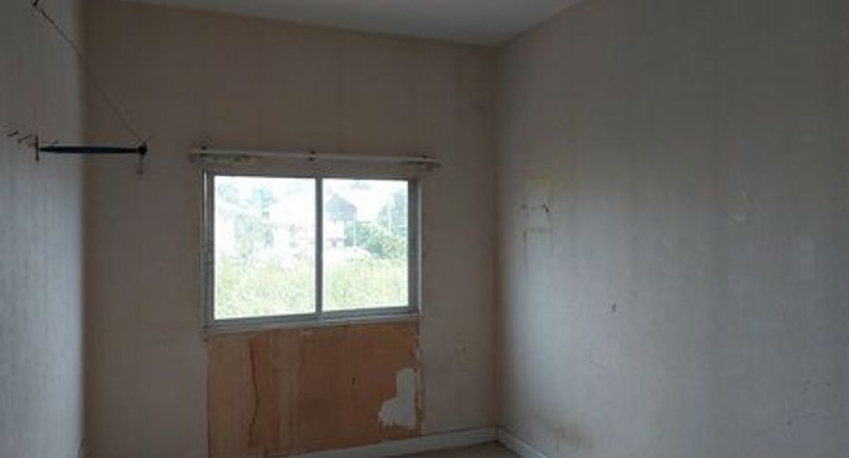 For sale 4 bedrooms townhouse in Min Buri, Bangkok
