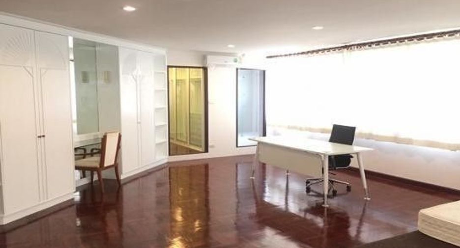 À louer 4 chambres maison à Phra Khanong, Bangkok