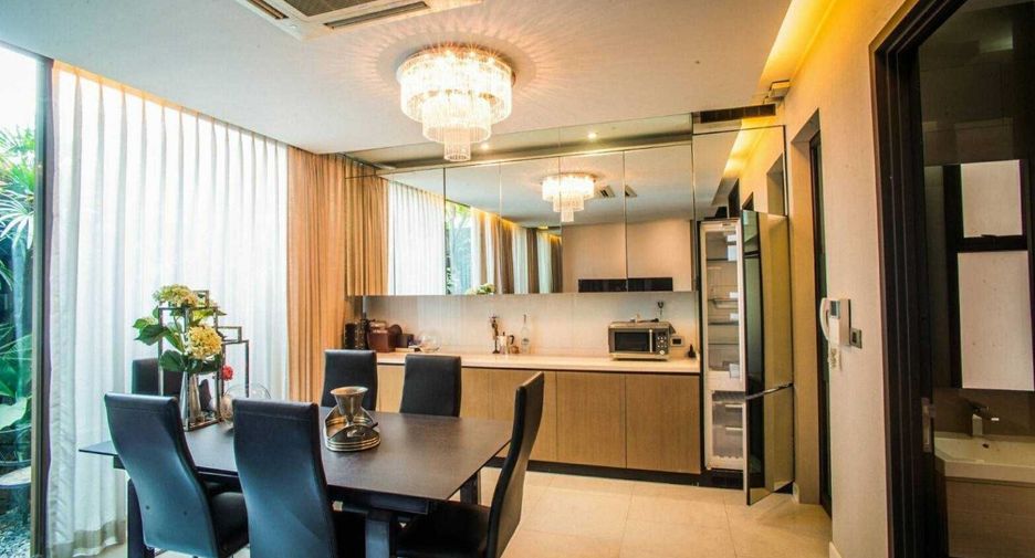 For rent 4 bedrooms townhouse in Watthana, Bangkok