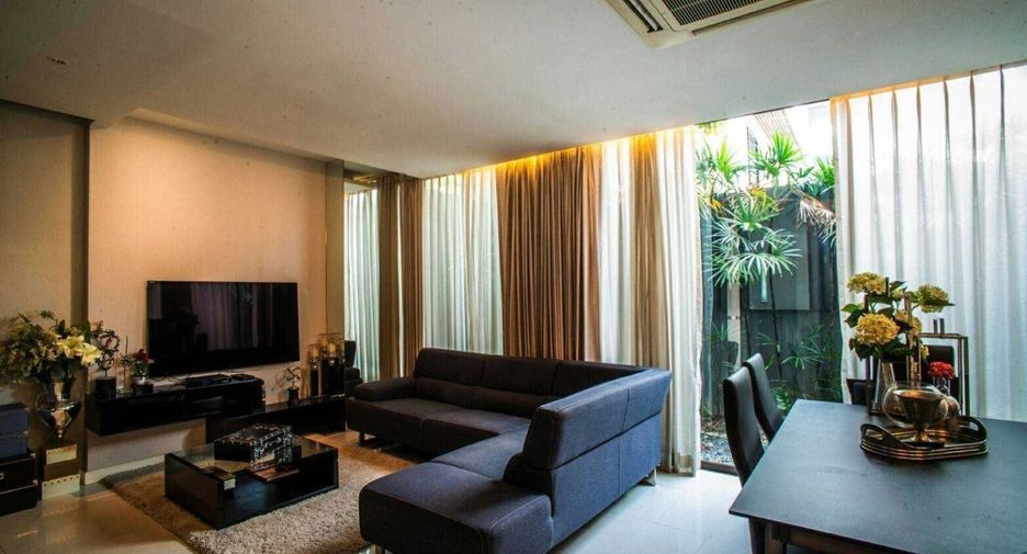 For rent 4 bedrooms townhouse in Watthana, Bangkok