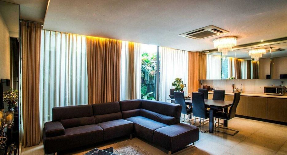 For rent 4 bedrooms townhouse in Watthana, Bangkok