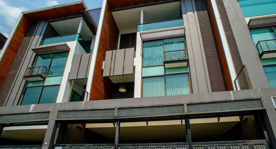 For rent 4 bedrooms townhouse in Watthana, Bangkok