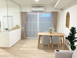 出租 3 卧室 联排别墅 在 Prawet, 曼谷