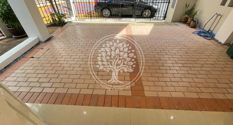For rent and for sale 4 bedrooms townhouse in Watthana, Bangkok