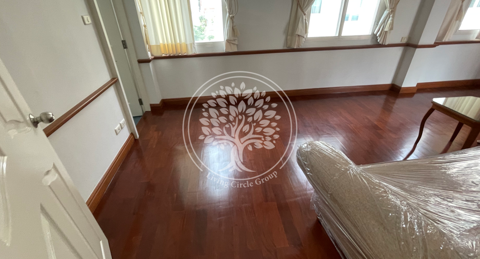 For rent and for sale 4 bedrooms townhouse in Watthana, Bangkok