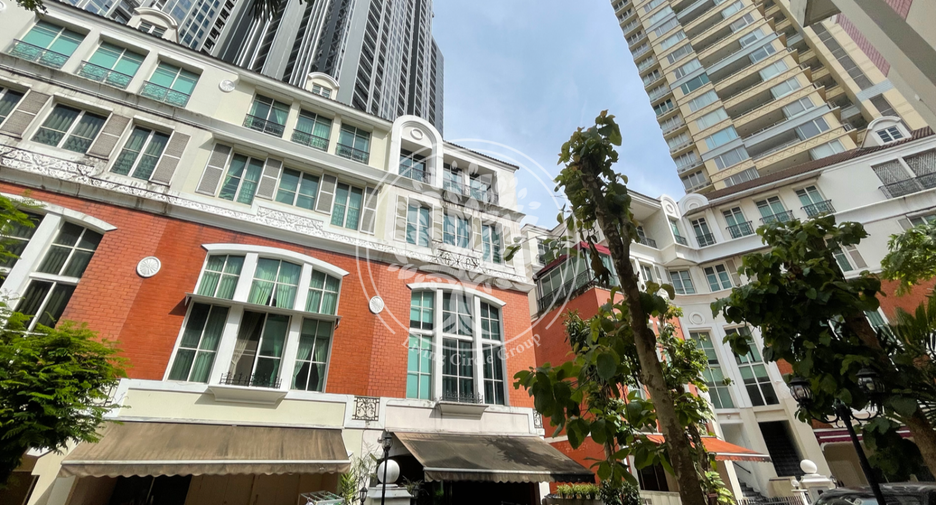 For rent and for sale 4 bedrooms townhouse in Watthana, Bangkok
