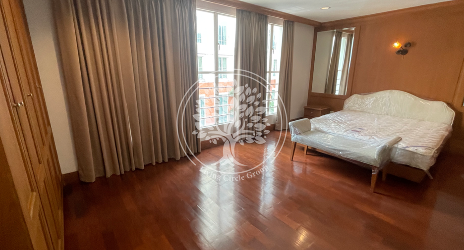 For rent and for sale 4 bedrooms townhouse in Watthana, Bangkok