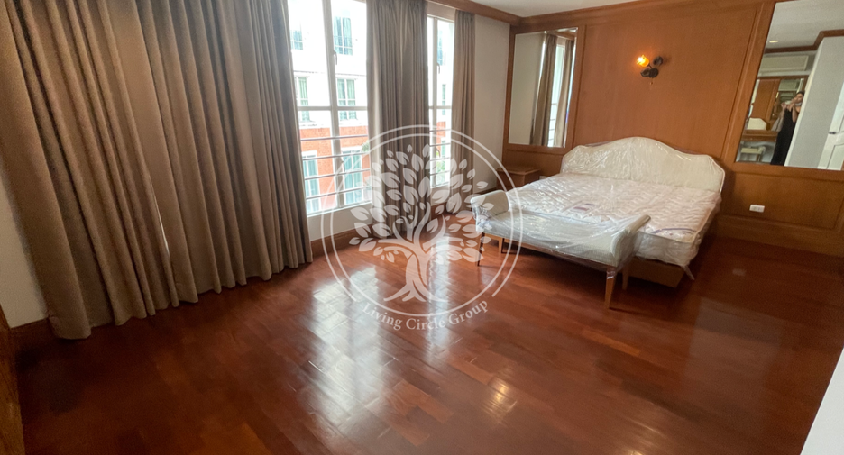 For rent and for sale 4 bedrooms townhouse in Watthana, Bangkok