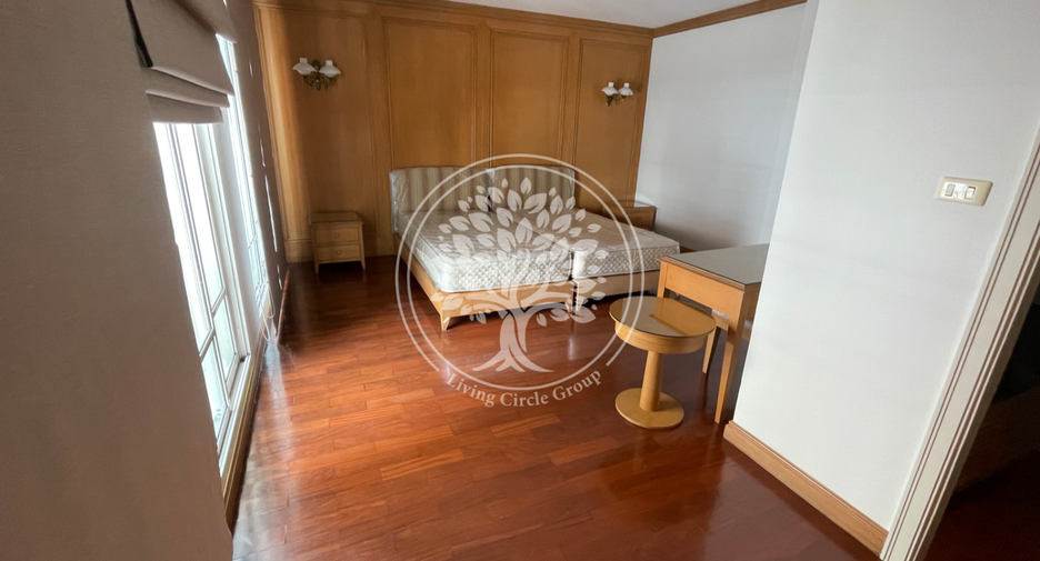 For rent and for sale 4 bedrooms townhouse in Watthana, Bangkok