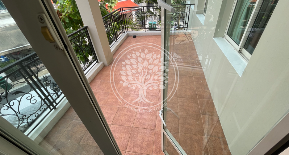 For rent and for sale 4 bedrooms townhouse in Watthana, Bangkok
