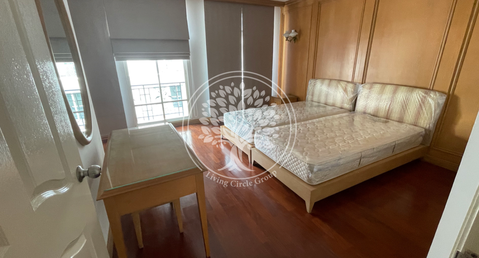 For rent and for sale 4 bedrooms townhouse in Watthana, Bangkok