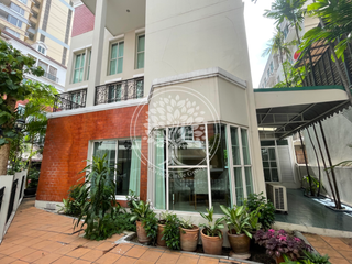 Casa adosada en alquiler y en venta de 4 habitaciones en Watthana, Bangkok
