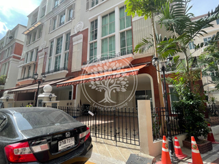 Casa adosada en alquiler y en venta de 4 habitaciones en Watthana, Bangkok