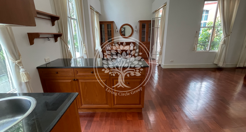For rent and for sale 4 bedrooms townhouse in Watthana, Bangkok