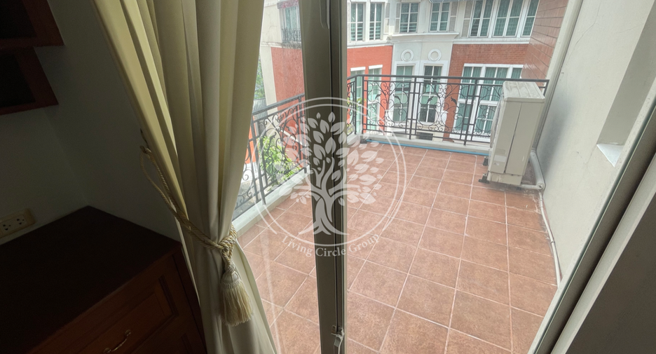 For rent and for sale 4 bedrooms townhouse in Watthana, Bangkok