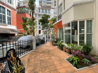 Casa adosada en alquiler y en venta de 4 habitaciones en Watthana, Bangkok