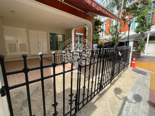 Casa adosada en alquiler y en venta de 4 habitaciones en Watthana, Bangkok